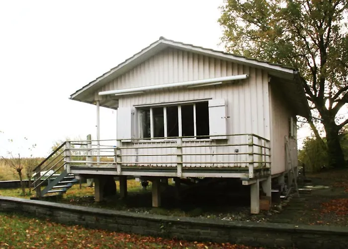 Haus am Seeufer mit Veranda in natürlicher Umgebung