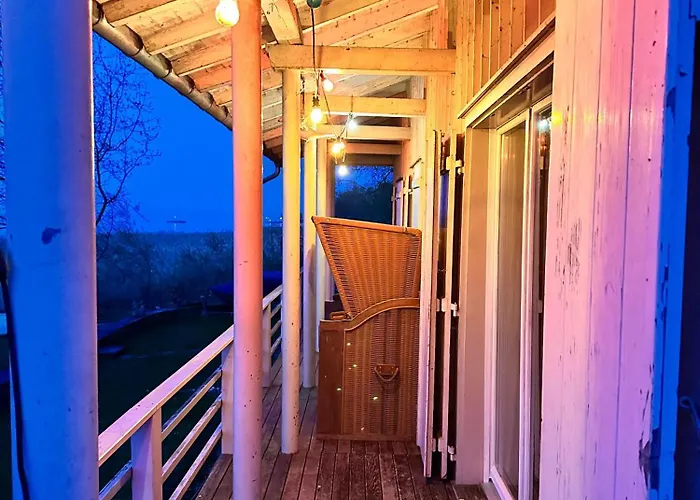 Haus am Seeufer mit Veranda in natürlicher Umgebung
